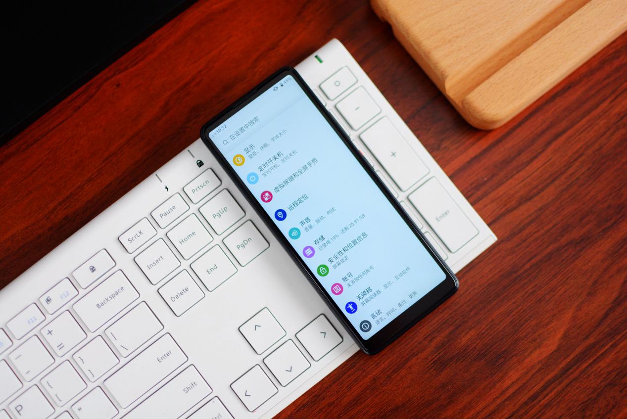 小米有品上线就爆款的全面屏手机：5英寸屏幕+修长机身，499元