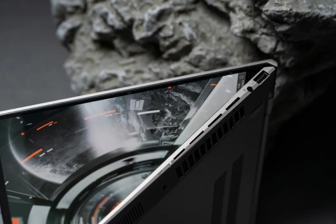 后盖搭载迷你副屏的轻薄本长啥样儿？华硕灵耀X 14体验点评