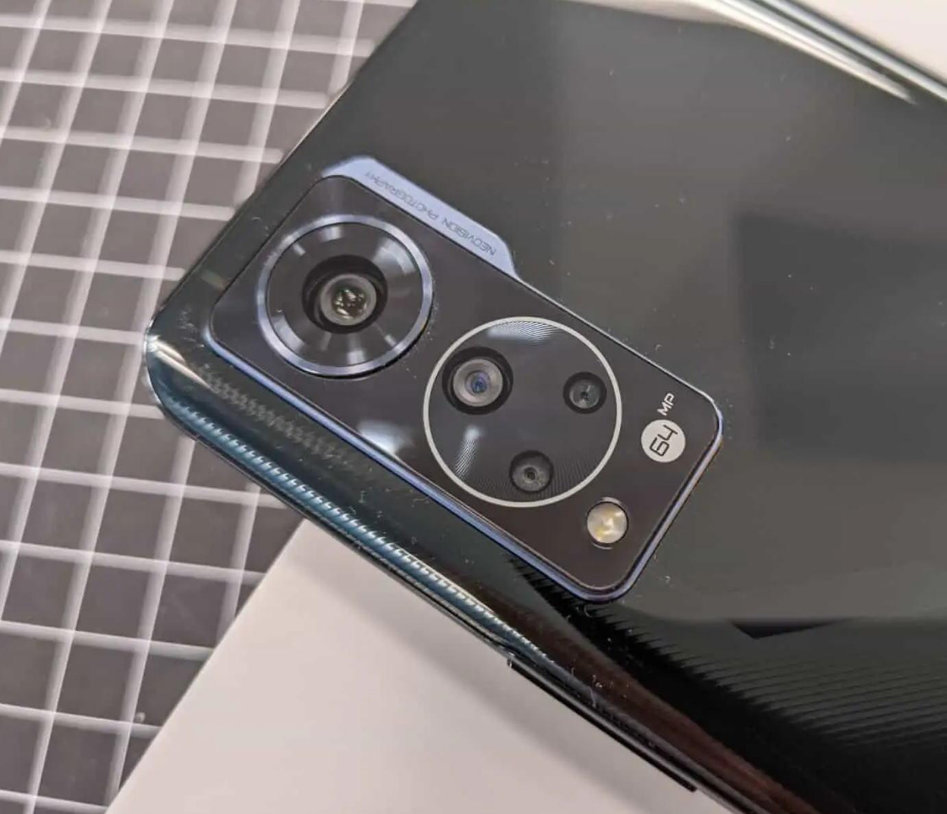 2021年最佳屏下镜头手机评测！中兴 Axon 30 5G：千元机的完美选择