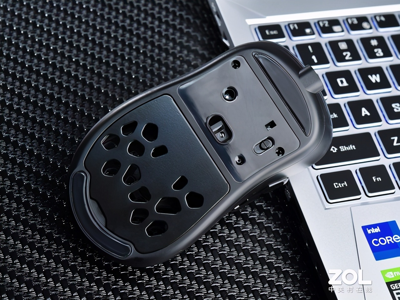 雷神幻鲨双模游戏鼠标评测 炫彩灯光 镂空外壳