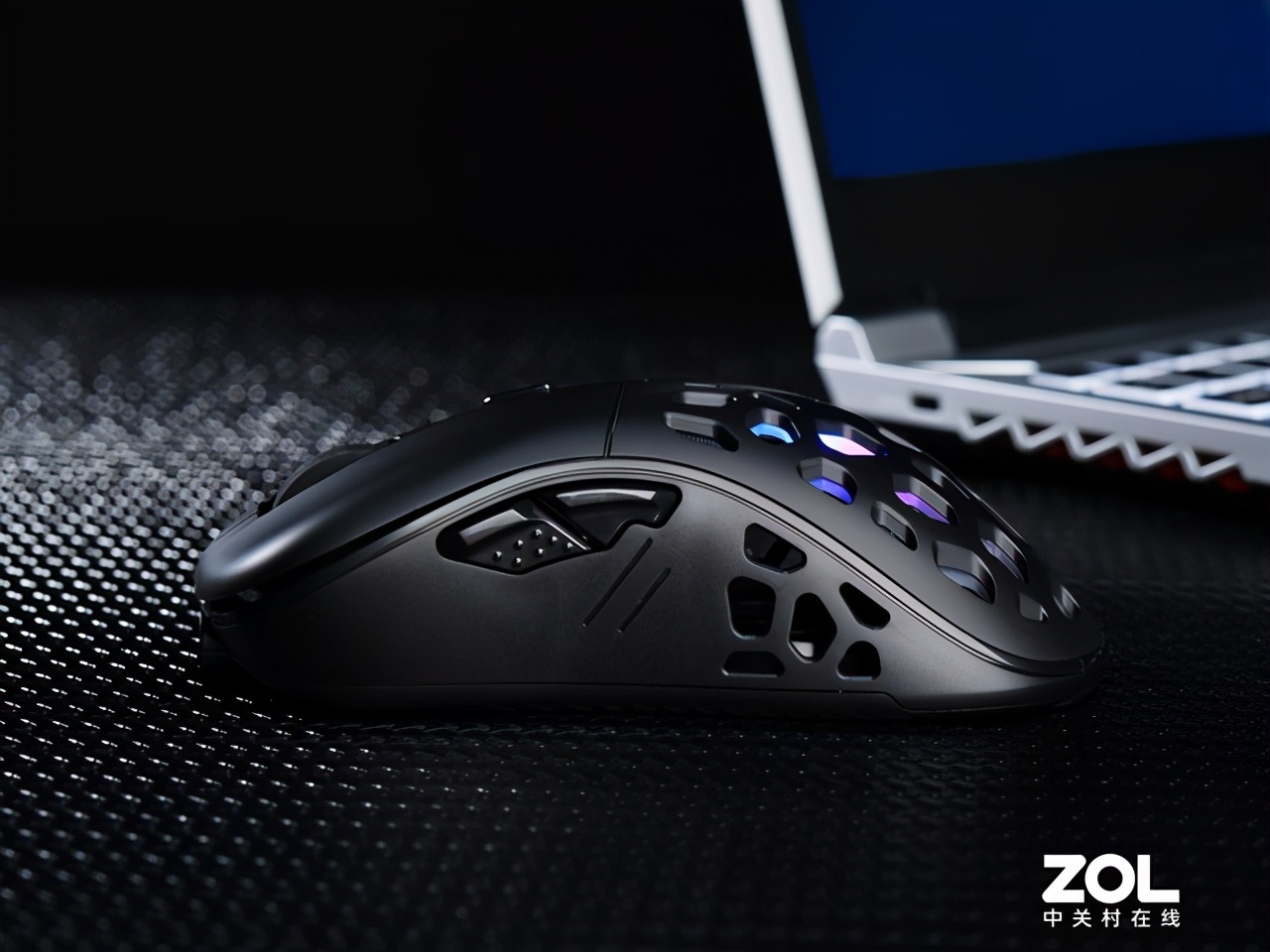 雷神幻鲨双模游戏鼠标评测 炫彩灯光 镂空外壳
