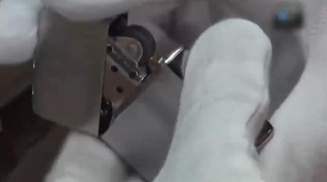 普通打火机1元1只，而一只ZIPPO打火机要几百元，是怎么制造的