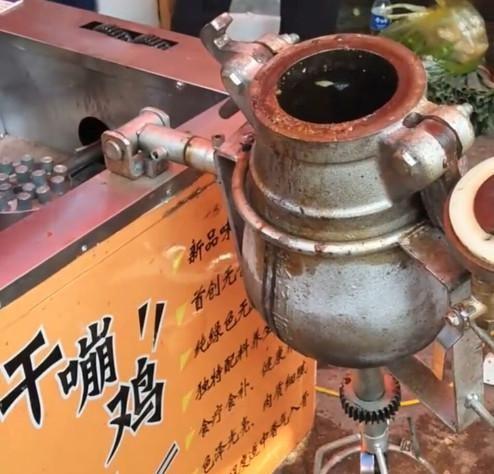 爆米花机不做爆米花，小夫妻用它做“干嘣鸡”，一锅卖40元真稀奇