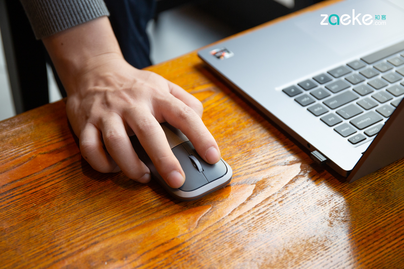 雷柏 M700 无线鼠标：是稳重的商务派，也是性价比之选