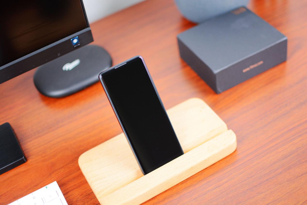 小米有品上线就爆款的全面屏手机：5英寸屏幕+修长机身，499元