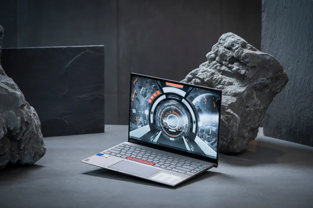 后盖搭载迷你副屏的轻薄本长啥样儿？华硕灵耀X 14体验点评