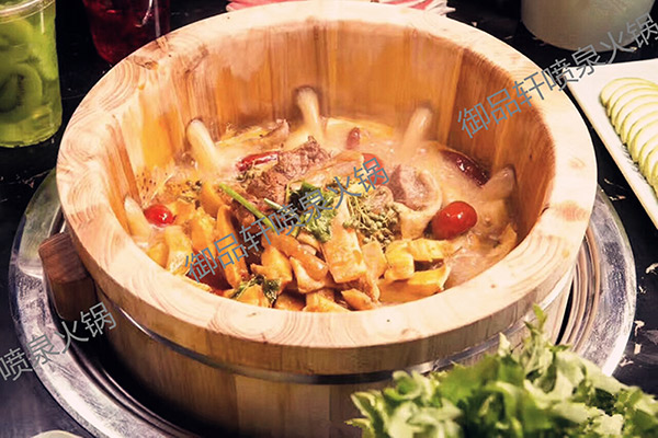 木桶喷泉火锅生意好做吗，御品轩用口碑征服你的心
