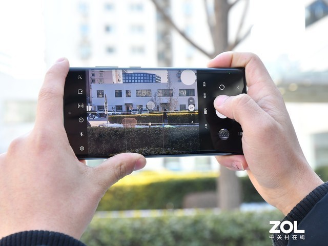 不止有等宽边框，三星Galaxy S22 Ultra屏幕还有这些“拿手好戏”