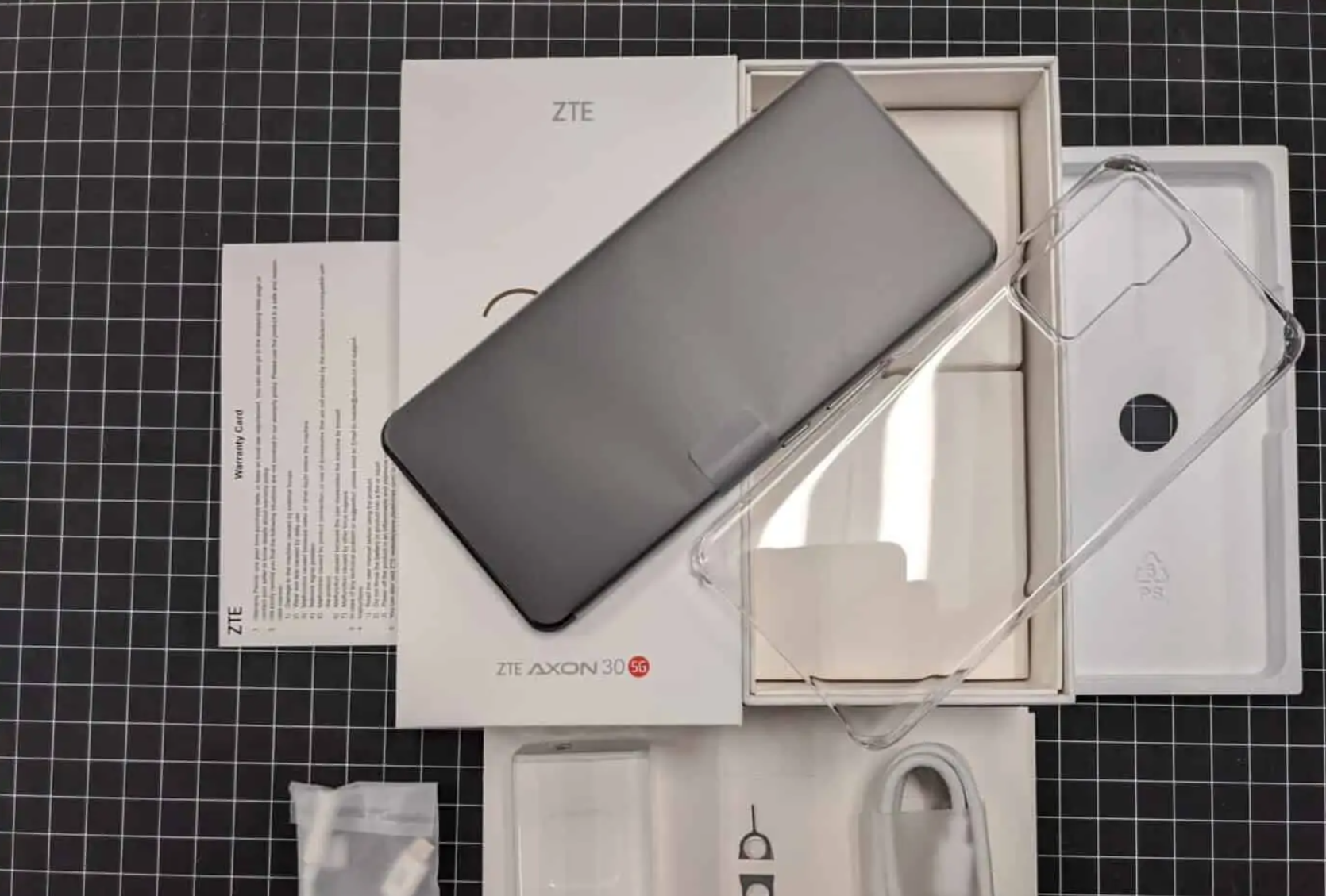 2021年最佳屏下镜头手机评测！中兴 Axon 30 5G：千元机的完美选择