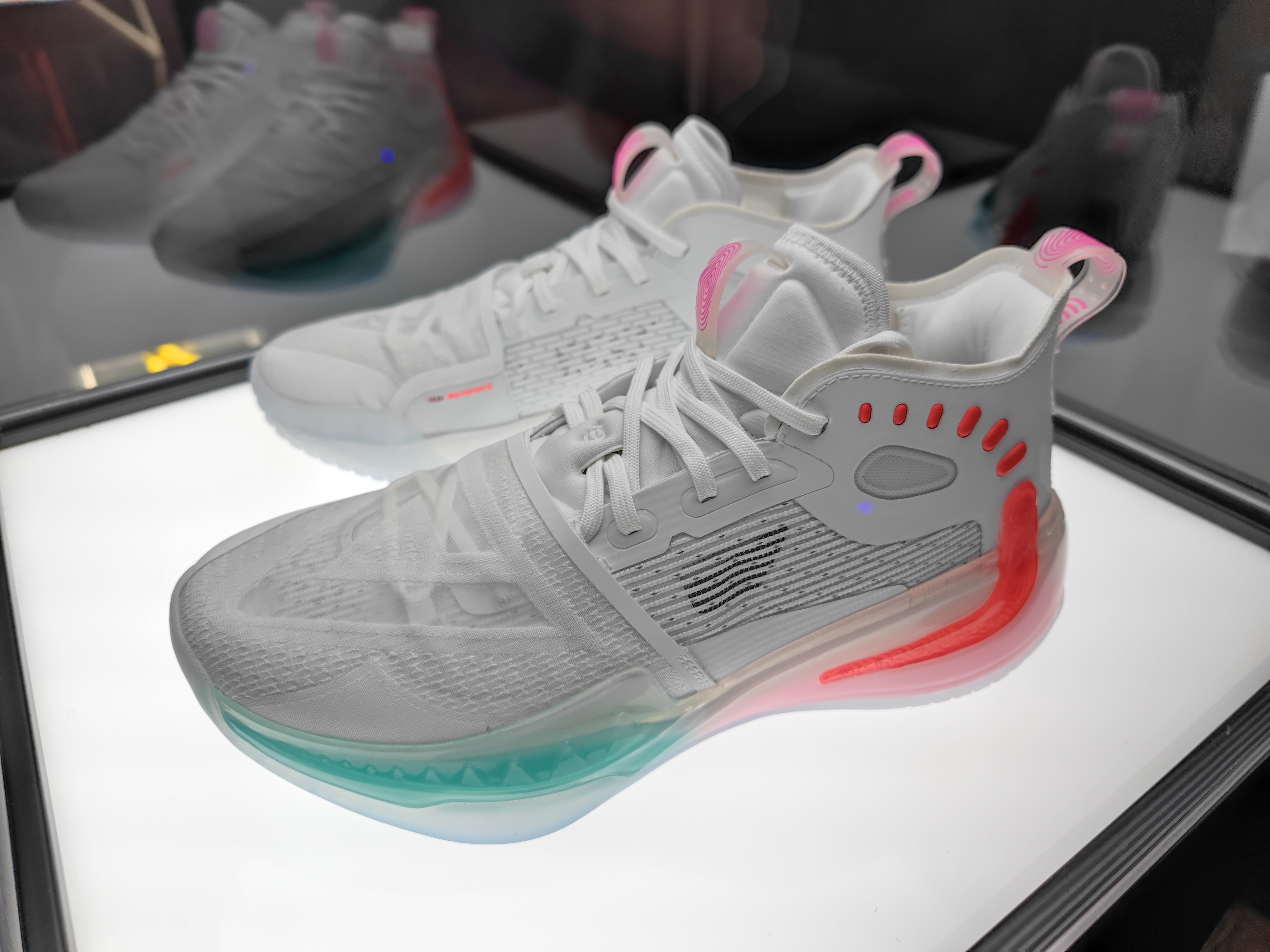 匹克再开科技大会，篮球鞋卖到1299元的底气从哪来？