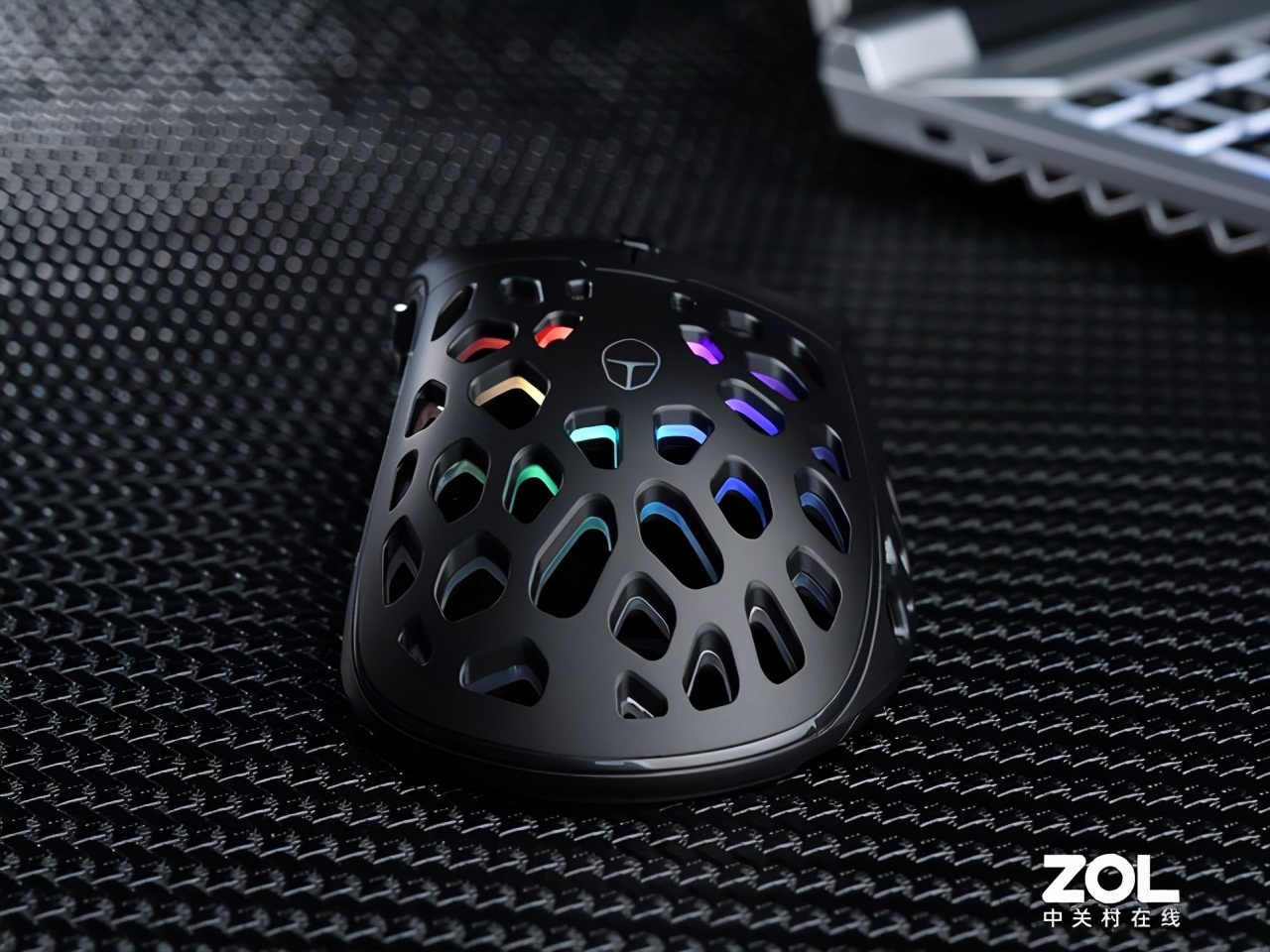 雷神幻鲨双模游戏鼠标评测 炫彩灯光 镂空外壳