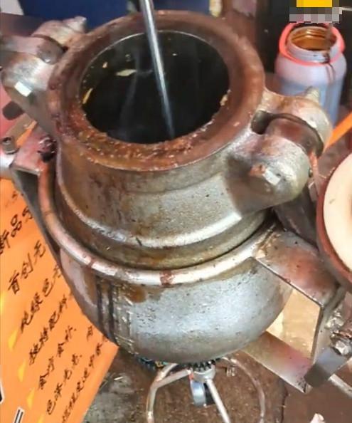 爆米花机不做爆米花，小夫妻用它做“干嘣鸡”，一锅卖40元真稀奇