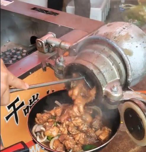 爆米花机不做爆米花，小夫妻用它做“干嘣鸡”，一锅卖40元真稀奇