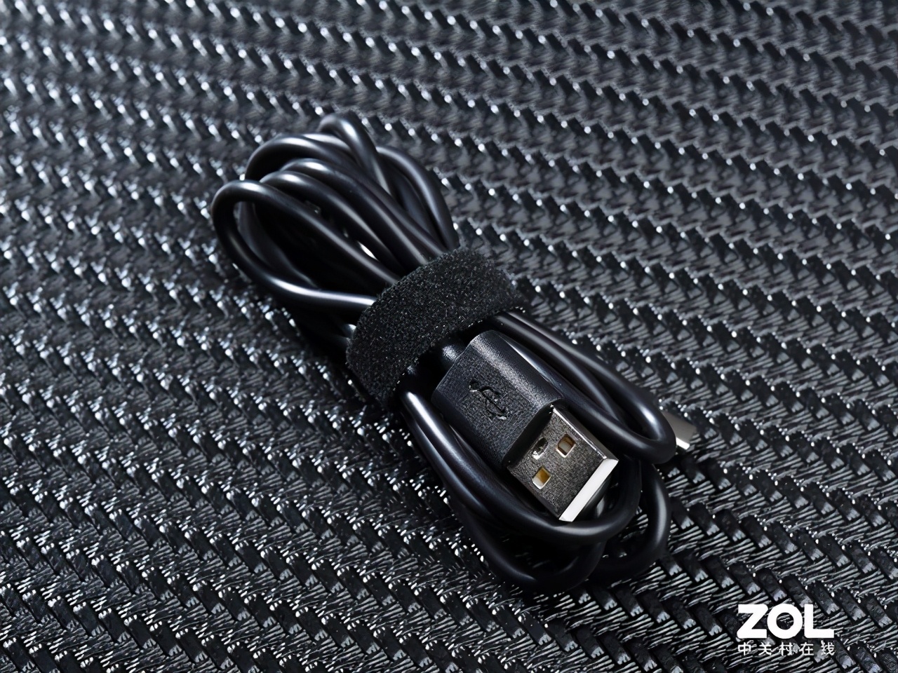 雷神幻鲨双模游戏鼠标评测 炫彩灯光 镂空外壳