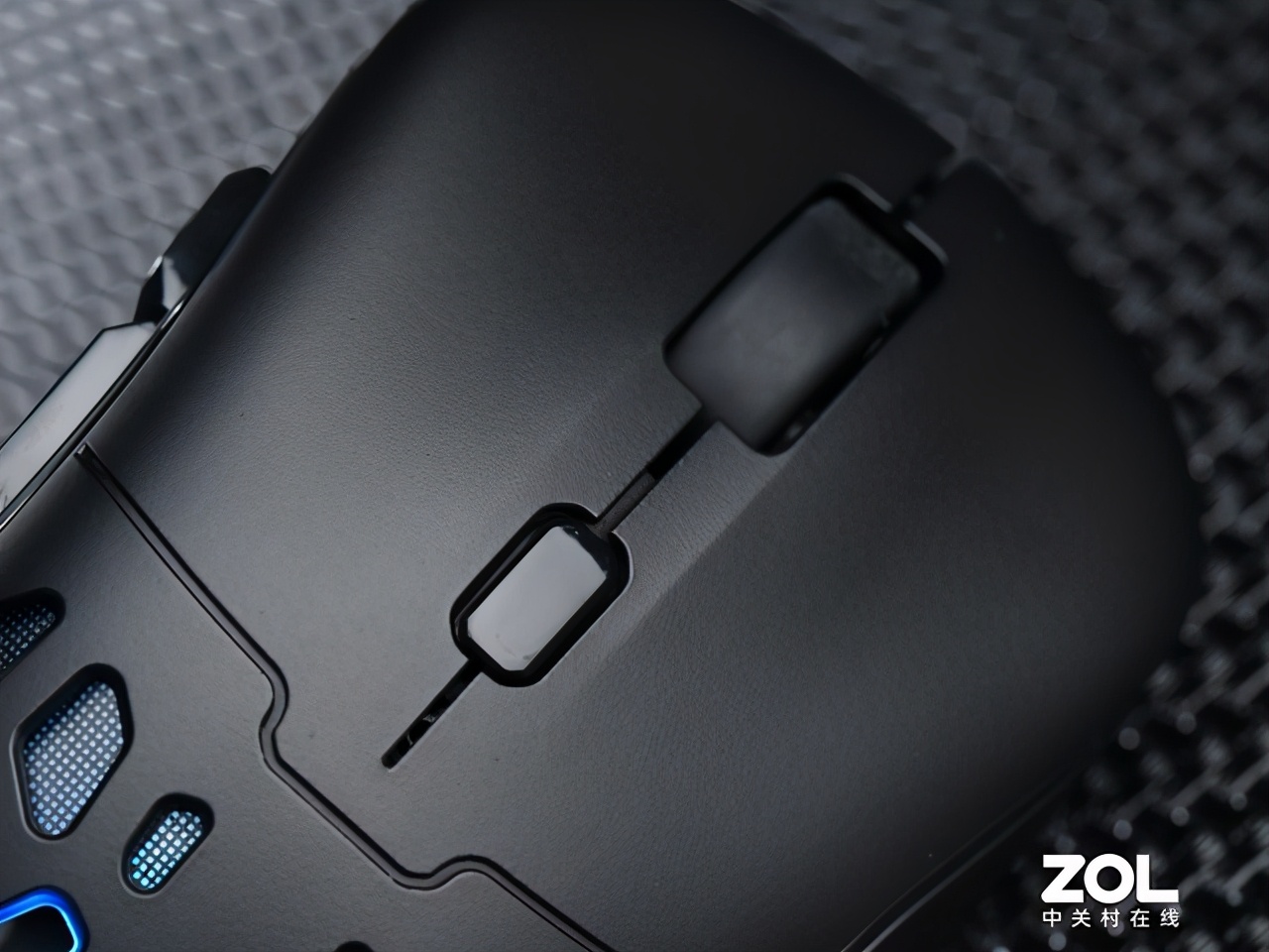 雷神幻鲨双模游戏鼠标评测 炫彩灯光 镂空外壳