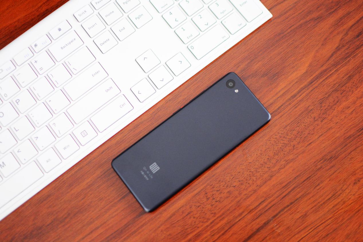 小米有品上线就爆款的全面屏手机：5英寸屏幕+修长机身，499元