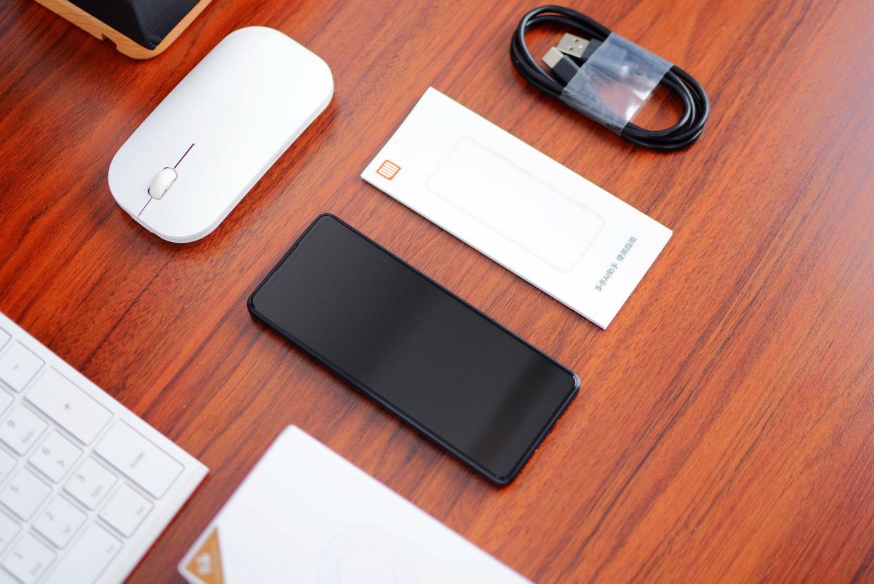 小米有品上线就爆款的全面屏手机：5英寸屏幕+修长机身，499元