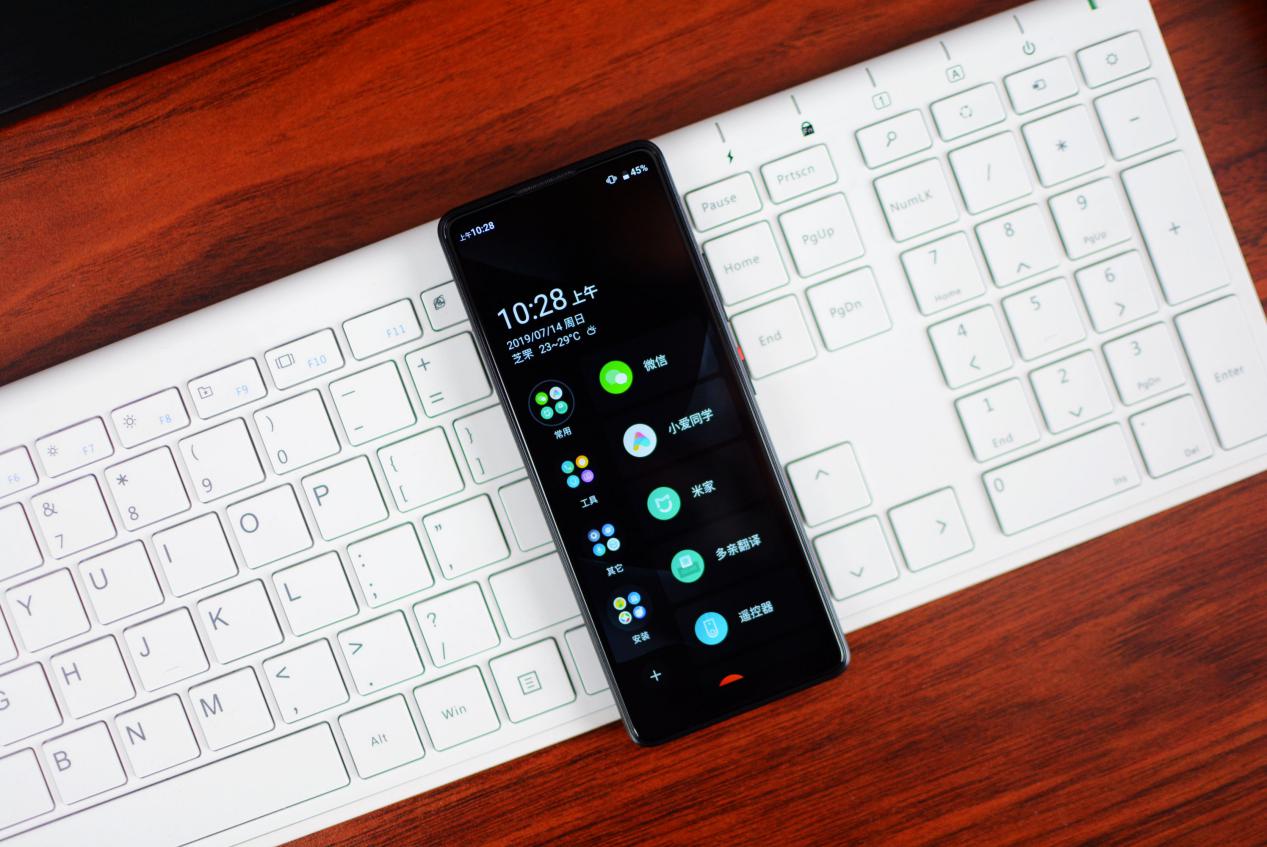 小米有品上线就爆款的全面屏手机：5英寸屏幕+修长机身，499元