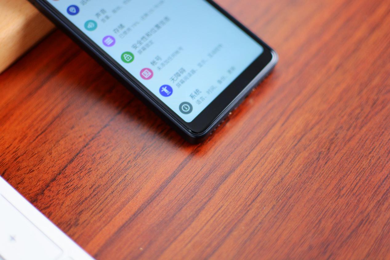 小米有品上线就爆款的全面屏手机：5英寸屏幕+修长机身，499元