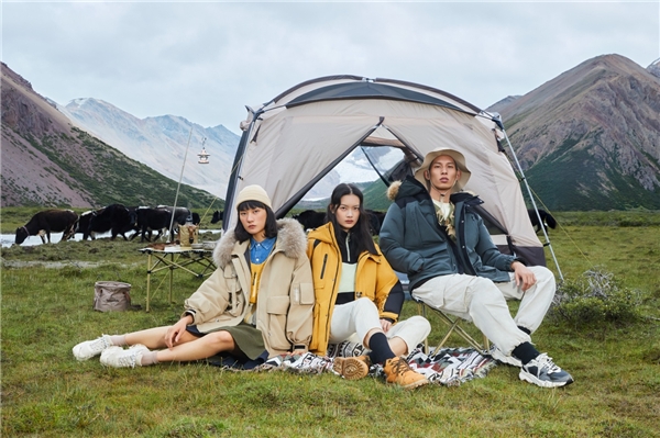 防寒保暖硬核担当，雪中飞发布高峰滑雪系列“解冻服”